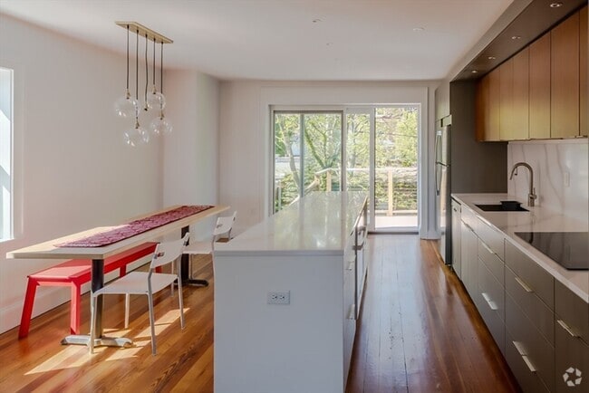 Building Photo - 15 Colbourne Cres