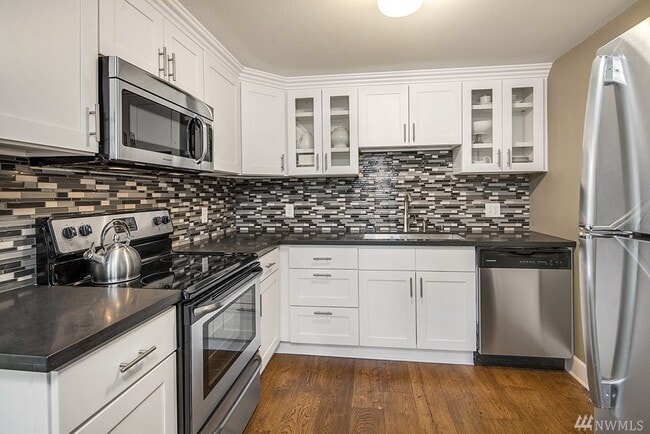 Building Photo - Sweet Remodeled Rambler in Great Location!