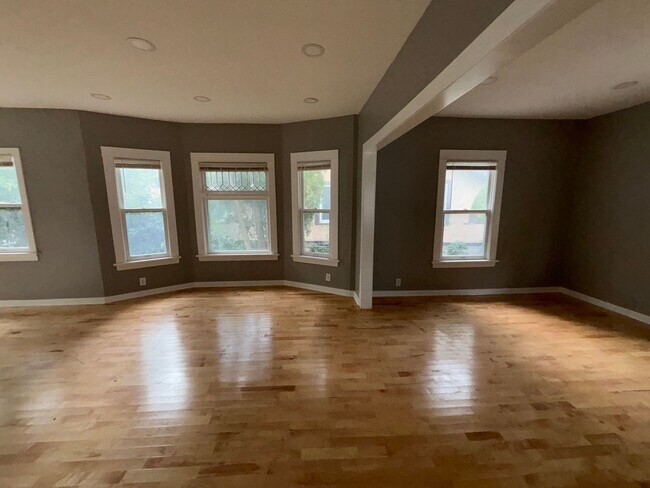 Foto del edificio - Dreamy 5 Bedroom 2 Bathroom Home in Minnea...