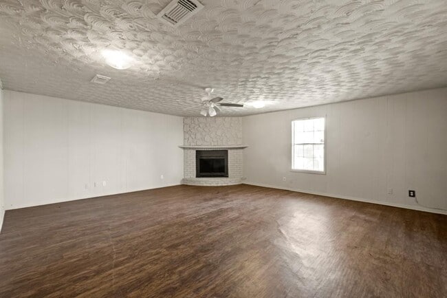 Building Photo - 5511 Shamrock St