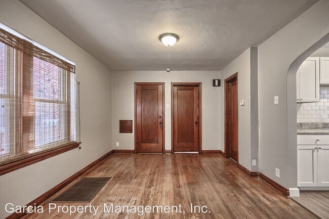 Foto del edificio - 1 br, 1 bath Apartment - 4990 Miami Street