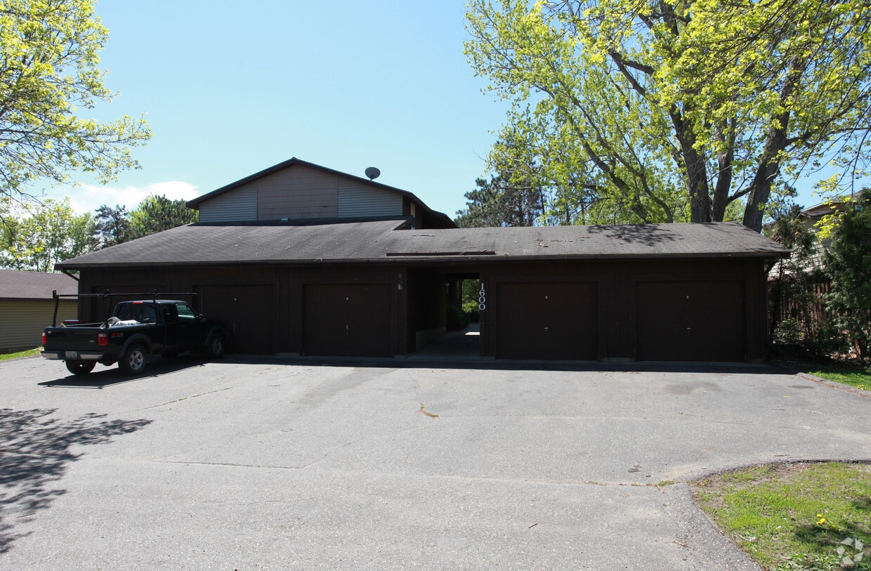 Building Photo - 1600 Pinewood Ln