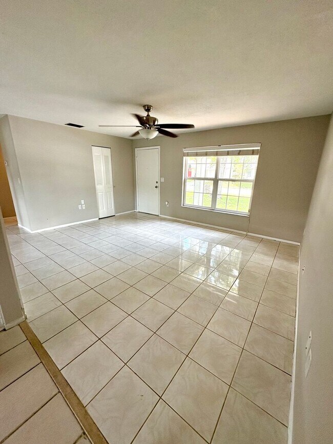 Building Photo - Beautiful 2/2 Available now!