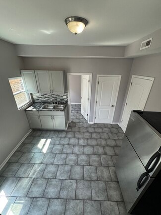 Building Photo - 2152 W 19th St