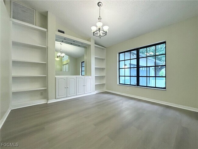Building Photo - 2200 SW 40th St