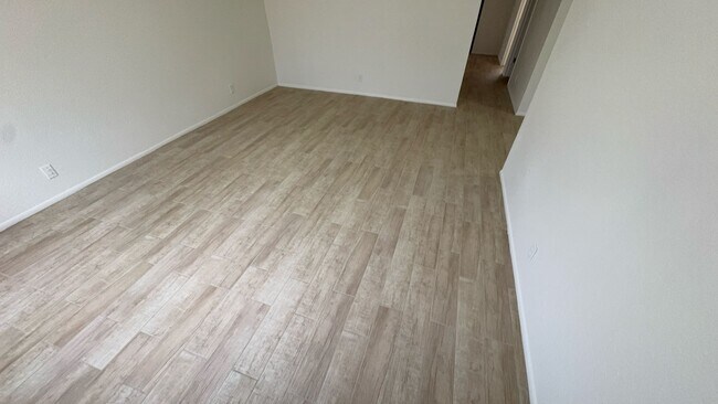 Foto del edificio - 135 E Juniper St
