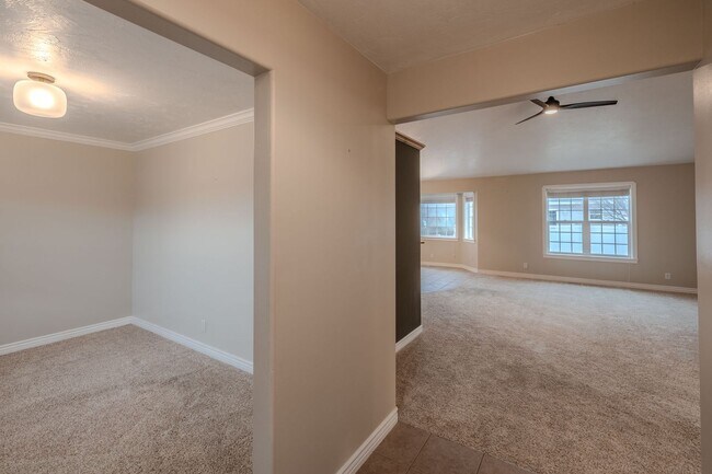 Foto del edificio - 3 Bedroom 2 bath home in Sugar City Idaho 2 stall garage in awesome neighborhood