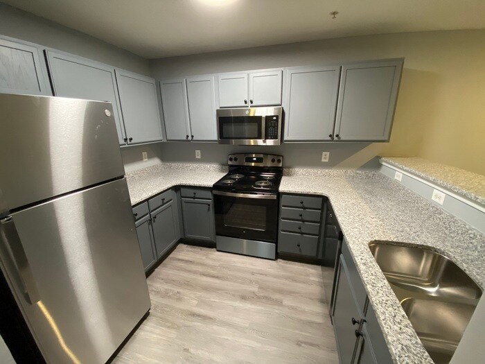 Foto del edificio - PRE LEASING! RENOVATED 3 BED 3 BATH UTILITIES INCLUDED!