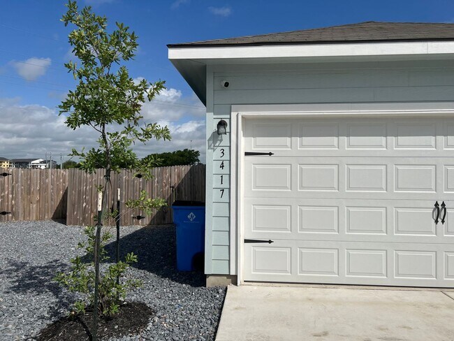 Building Photo - Luxury 3/2 Duplex in Seguin, Texas