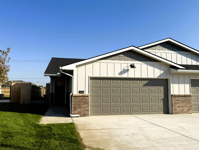 Building Photo - 12824 W Cowboy St