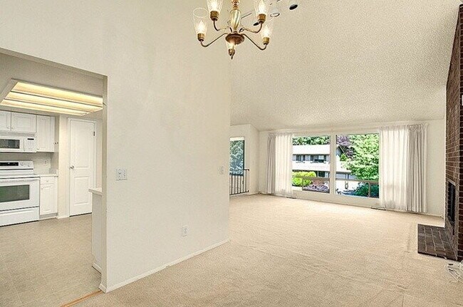 Foto del edificio - Beautiful split level home in Newport Hills!