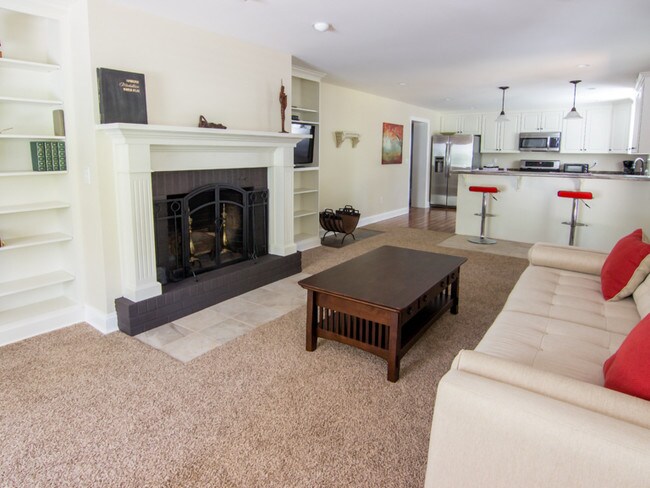 Sala de estar y chimenea - 104 Buckingham Rd