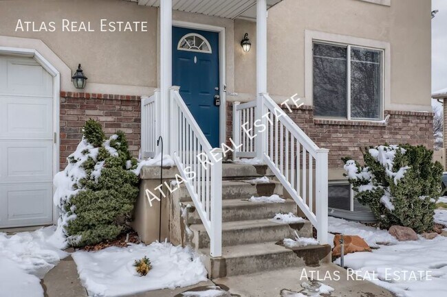 Building Photo - Breathtaking 4 BD / 3 BA, two-story home i...