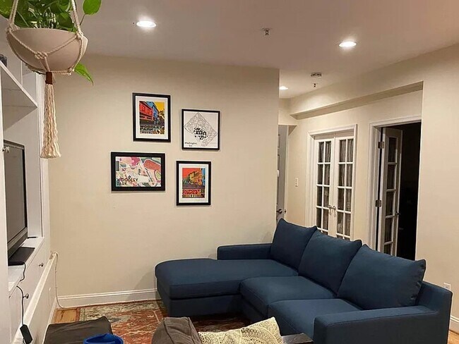 Foto del edificio - Charming 2 BR/1 BA Apartment in Woodley Park!
