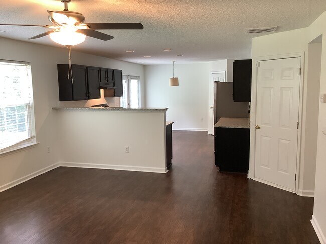 Building Photo - 6527 Forest Cross Dr