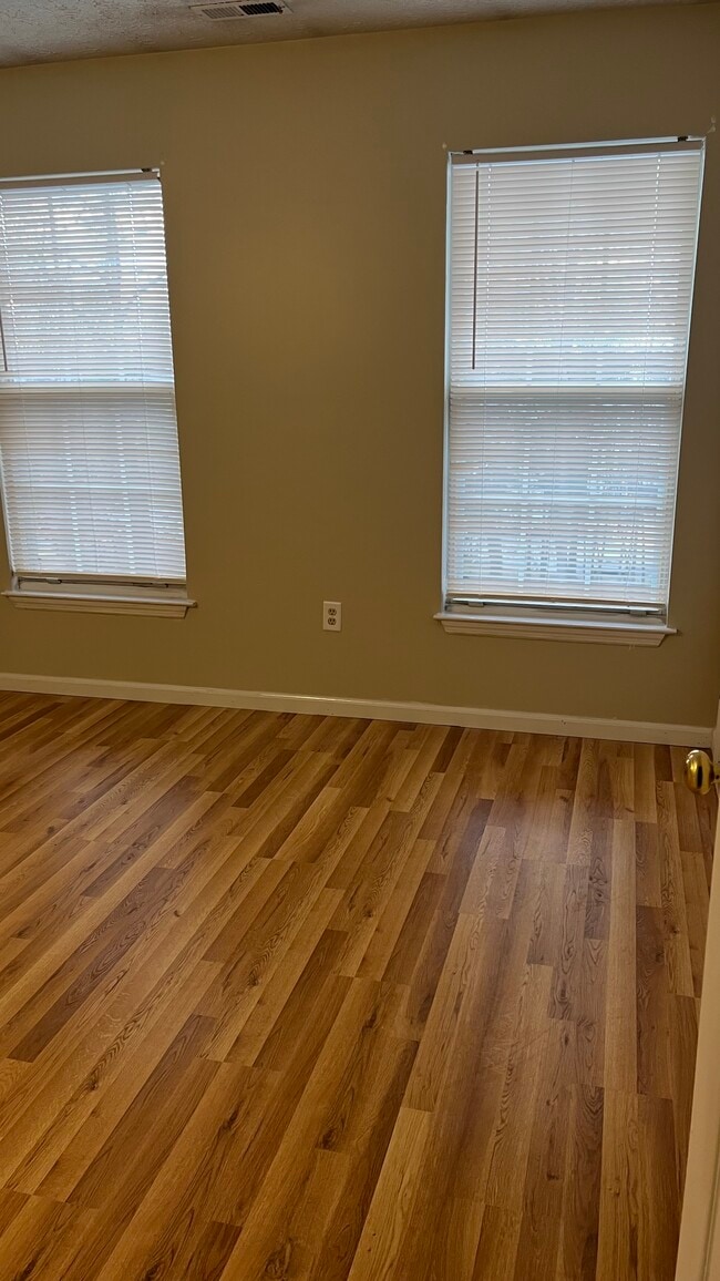 Bedroom with 1 closet - 901 Swallow Crest Ct