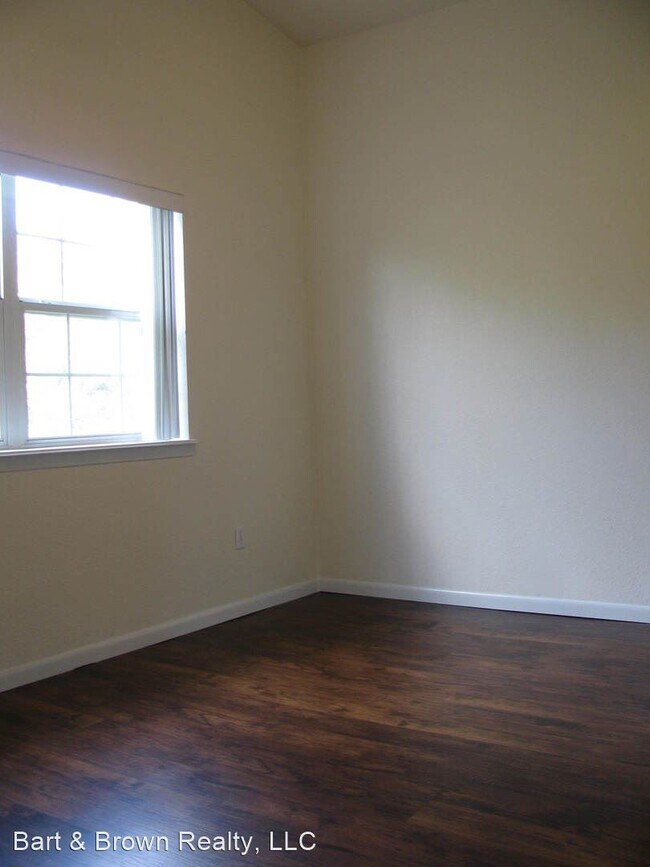 Building Photo - 1 br, 1 bath House - 400 E Rockford Dr #301