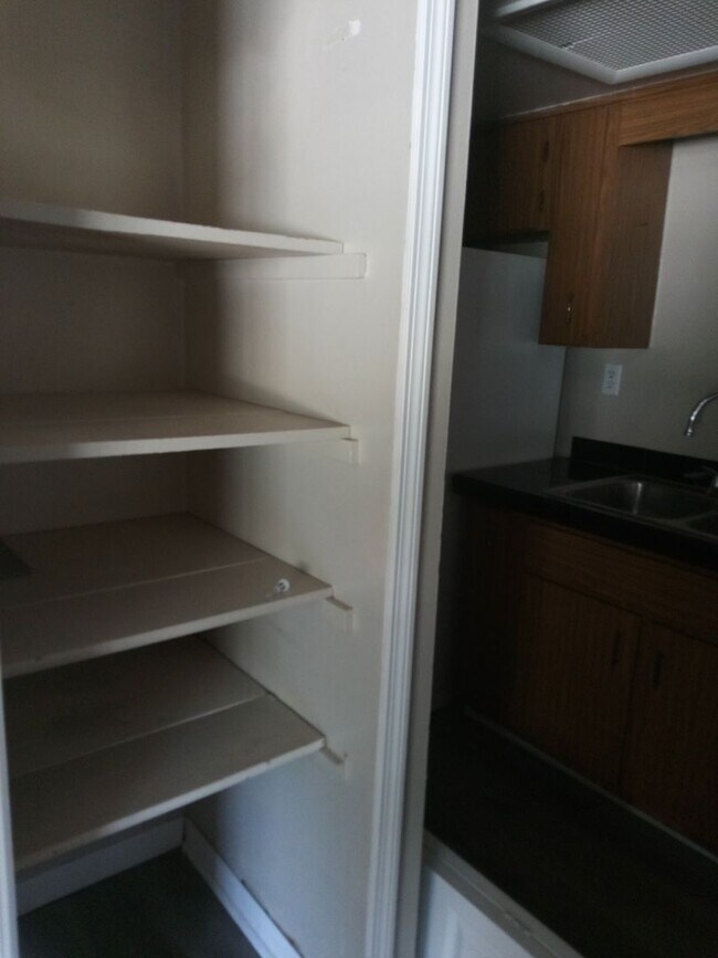 Foto del edificio - Gated Community First Floor 1/1.5 Apartmen...