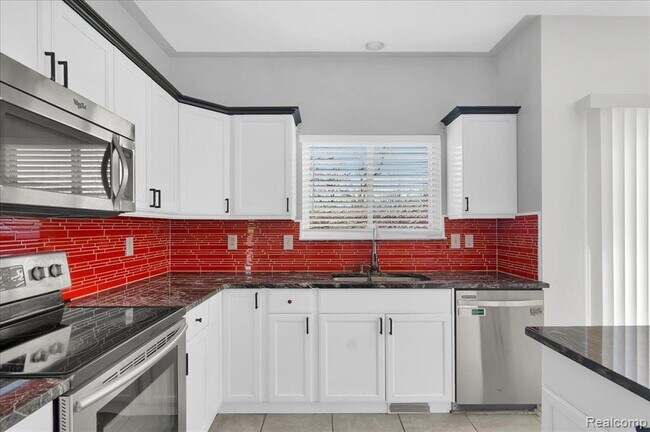 Building Photo - 2565 River Woods Dr N