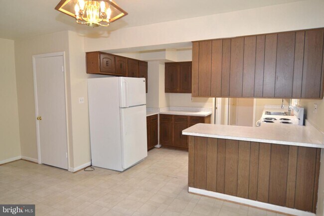Building Photo - 3670 Laurel Dr