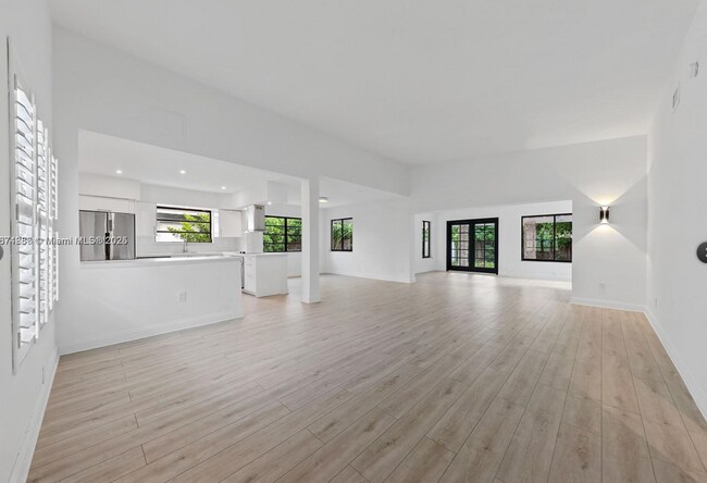 Foto del edificio - 7525 Adventure Ave