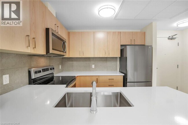 Photo du bâtiment - 301 Westmount Rd W