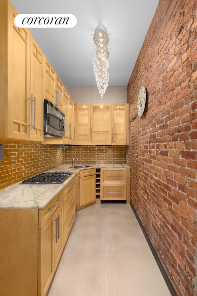 Building Photo - 132 W 71st St
