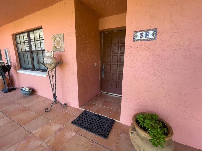 Building Photo - 250 E Royal Palm Rd