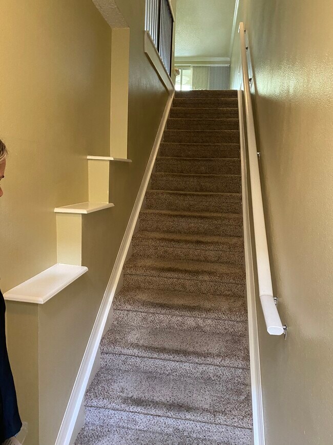 Escaleras al nivel principal - 4763 Travini Cir