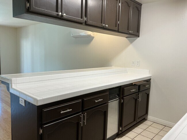 Building Photo - Los Caballeros #212