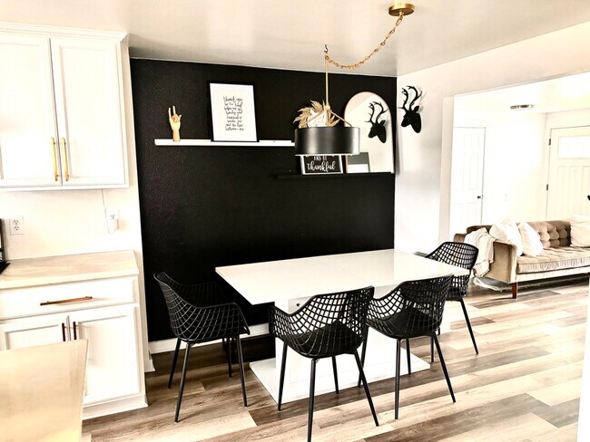 Foto del edificio - 4856 Daisy St