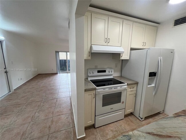 Building Photo - 10756 N Kendall Dr