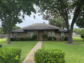 Building Photo - 913 Lake Meadows Dr