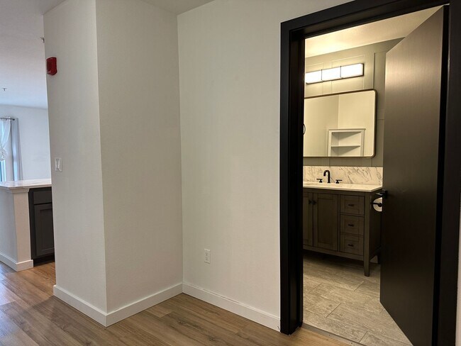 Foto del edificio - Updated 1 bedroom + Den! Parking included!...