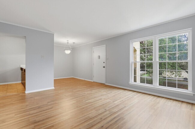 Foto del edificio - 8702 Village Dr