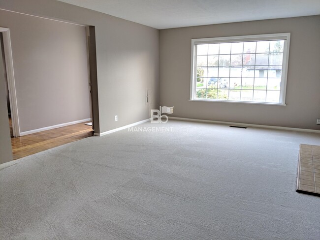 Building Photo - Updated Light & Bright One-Level In Tigard...