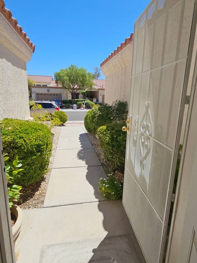 Foto del edificio - LOVELY 2 BEDROOM-2 BATH SONORA FLOORPLAN IN SUN CITY SUMMERLIN
