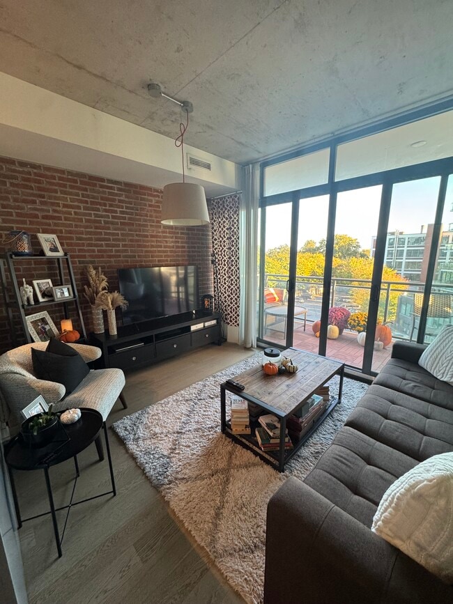 Building Photo - 1290 Dundas St E