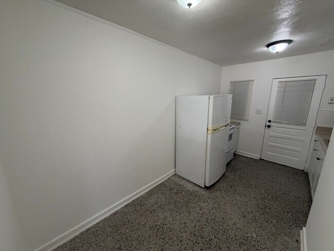 Building Photo - 2109 S Mills Ave
