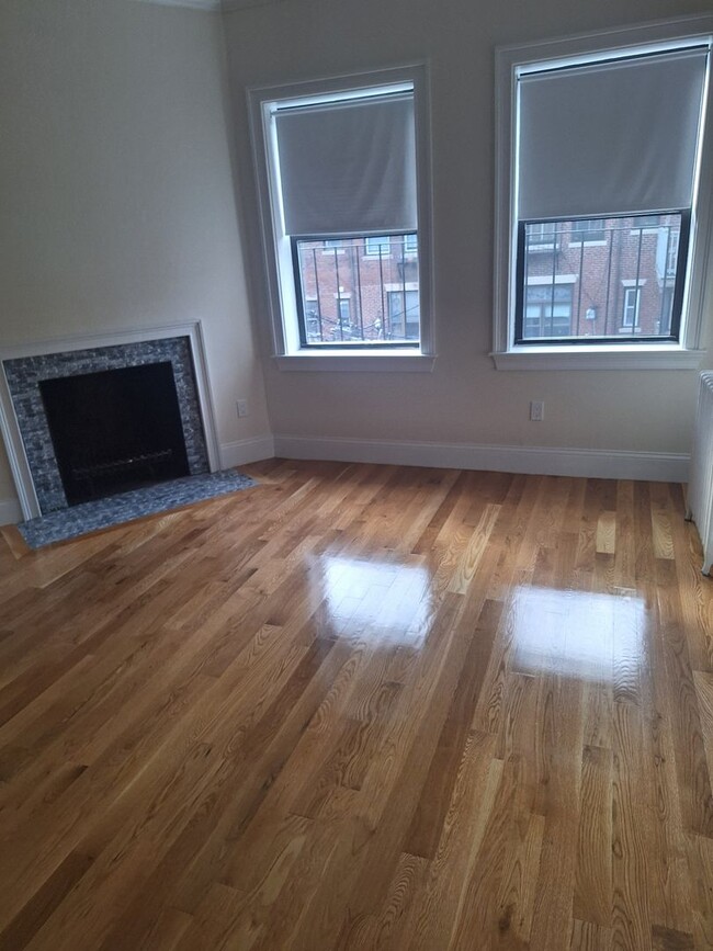 Building Photo - Nicely renovated studio, ALL UTILITIES INC...