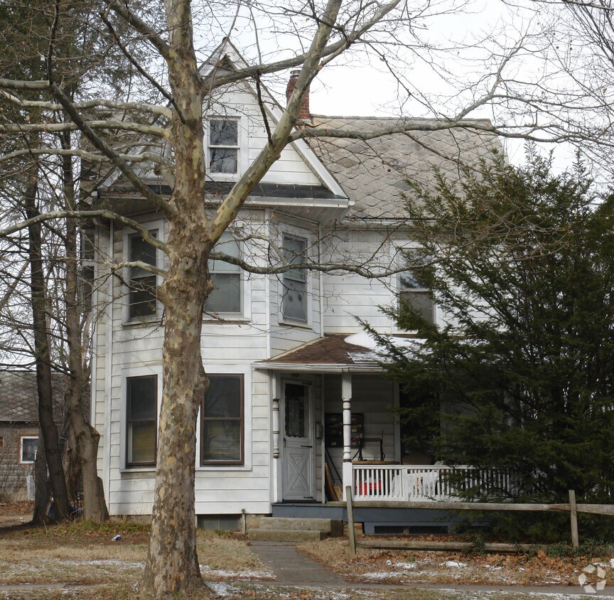 Primary Photo - 439 W College Ave