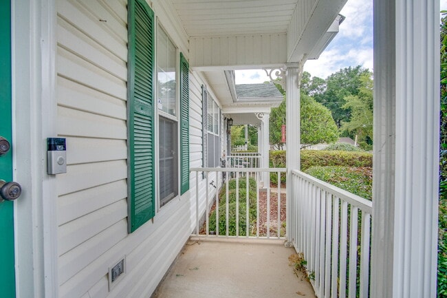 Building Photo - Adorable Updated 2BR Cottage-Style Townhom...