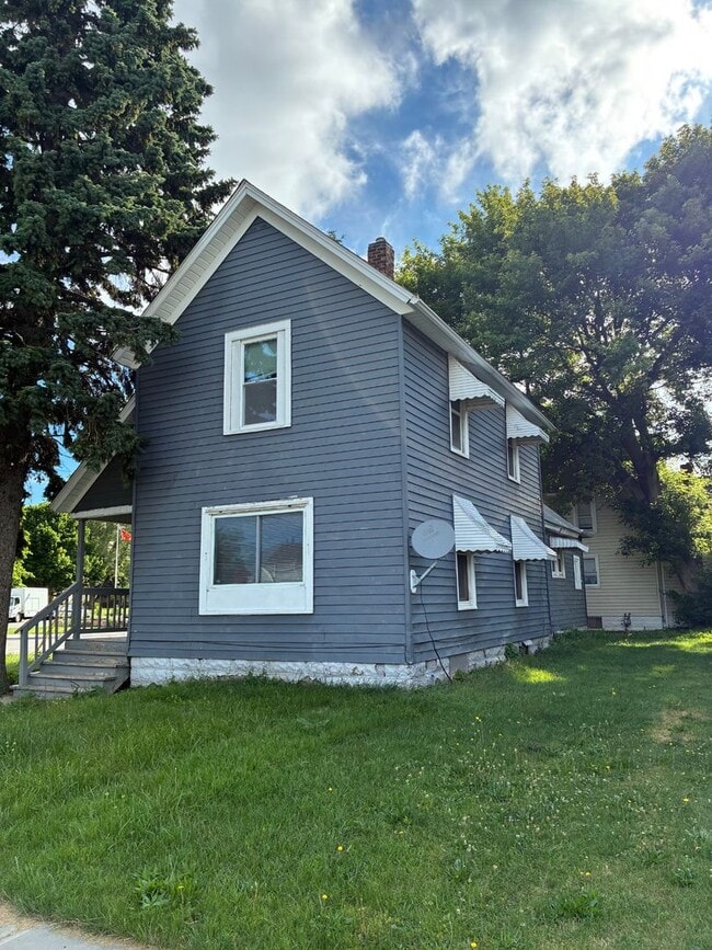 Building Photo - Charming 3-Bedroom Property in Prime Location