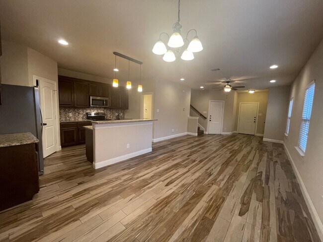Foto del edificio - 3/2.5 Townhome w/ STUNNING Open Floor Plan...