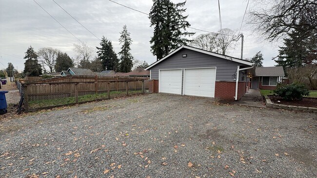 Foto del edificio - Cozy upgraded 2 bedroom duplex w/ attached 1 car garage in Lakewood available now!