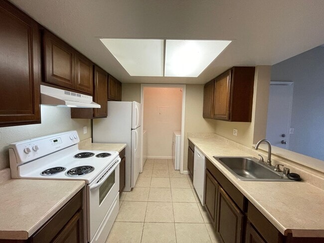 Building Photo - 2 Bedroom and 1 Bathroom South Reno Condo