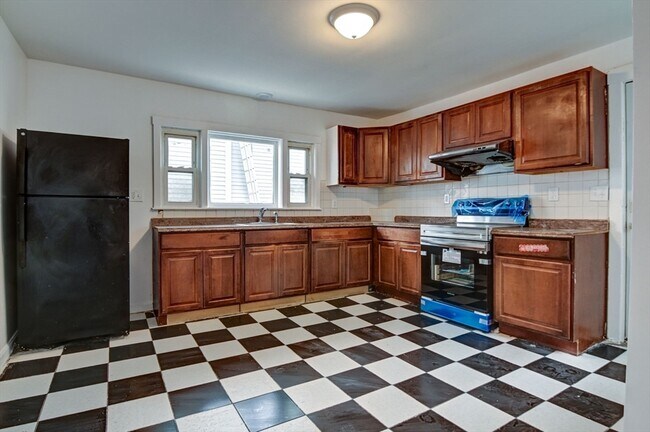 Building Photo - 49 Bartlett St