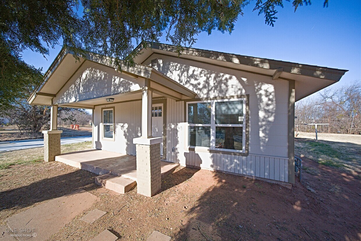 Front of 142 Ross Ave - 142 Ross Ave