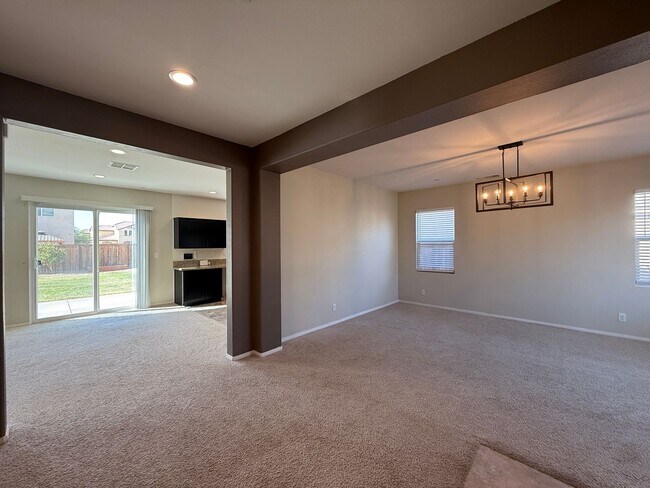 Foto del edificio - Rosamond 4 bedroom + 2 bath Available Now !