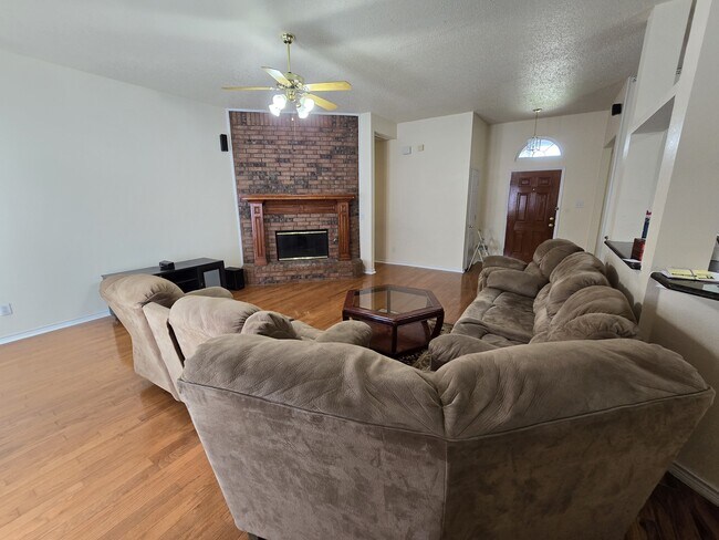 Building Photo - 410 Lakedale Dr